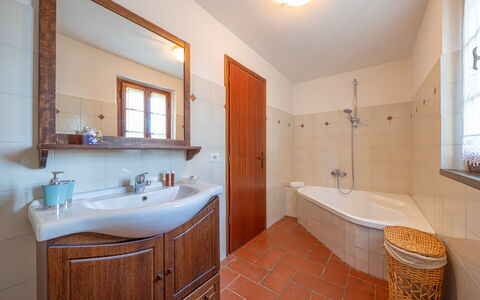 Villa Marconi: Rubinetto, Specchio, Idraulico Fixture, Lavello, Vasca Da Bagno, Mobiletto Del Bagno, Azzurro, Costruzione, Cabinetry, Bagno