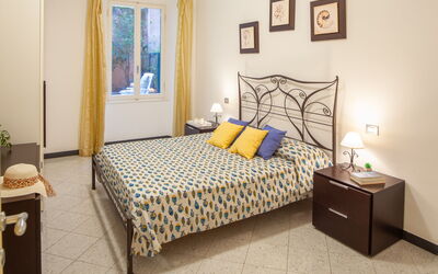 Sirene Apartments - Levanto: Proprietà, Mobilia, Comfort, Costruzione, Azzurro, Letto, Legna, Tessile, Interior Design, Pavimento