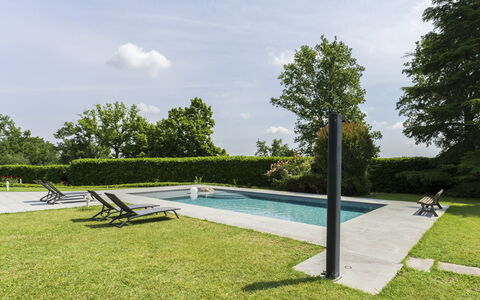 Casa del Marchese, Pool, Wifi, Castell' Arquato: Cielo, Acqua, Nube, Pianta, Piscina, Shade, Albero, Mobili Da Esterno, Rettangolo, Erba
