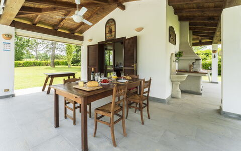 Casa del Marchese, Pool, Wifi, Castell' Arquato: Tavolo, Costruzione, Legna, Interior Design, Architettura, Pianta, Soggiorno, Pavimento, Pianta Della Casa, Pavimentazione