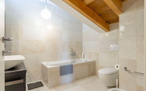 Casa del Marchese, Pool, Wifi, Castell' Arquato: Idraulico Fixture, Proprietà, Vasca Da Bagno, Rubinetto, Bagno, Costruzione, Legna, Illuminazione, Interior Design, Architettura