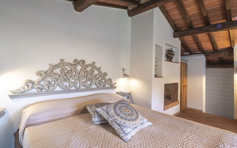 Country House Casalguidi 191 Private Pool: Parete, Camera Da Letto, Letto, Interior Design, Mobilia, Lenzuolo, Bedding, Biancheria, Pavimentazione, Pavimento