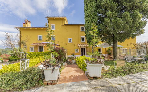 Country House Casalguidi 191 Private Pool: Pianta, Cielo, Nube, Costruzione, Finestra, Albero, Casa, Lotto, Vaso Di Fiori, Manto Stradale