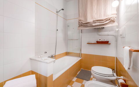 Casa Bellosguardo a Vinci: Specchio, Rubinetto, Idraulico Fixture, Lavello, Proprietà, Lavandino Del Bagno, Bagno, Interior Design, Idraulico, Pannello Doccia