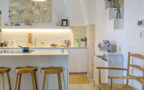 Lamia del Grano: Tavolo, Mobilia, Azzurro, Legna, Interior Design, Scaffalature, Cucina, Scrivania, Controsoffitto, Sedia