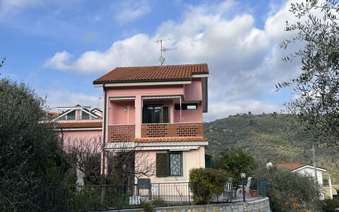 Bruna: Acqua, Cielo, Proprietà, Costruzione, Pianta, Blu, Azzurro, Piscina, Natura, Albero