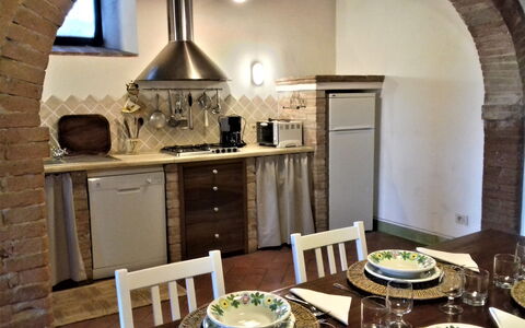 Casa Le Crete: Tavolo, Mobilia, Cabinetry, Proprietà, Controsoffitto, Sedia, Legna, Interior Design, Cucina, Soggiorno