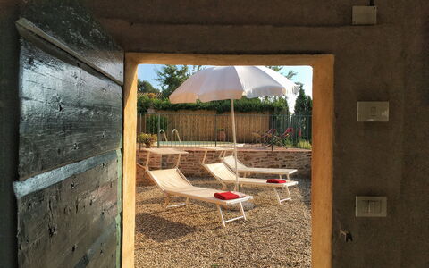 Casa Le Crete: Pianta, Shade, Costruzione, Finestra, Architettura, Porta, Parete, Erba, Albero, Legna