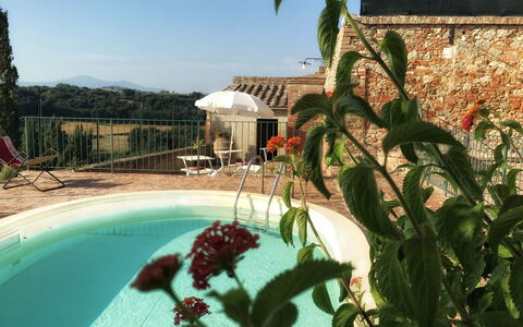 Casa Le Crete: Acqua, Pianta, Cielo, Costruzione, Fiore, Piscina, Albero, Arecales, Finestra, Impianto Terrestre