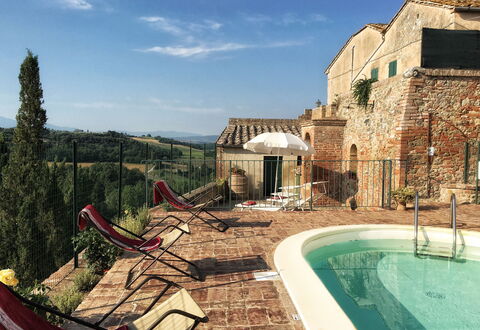 Casa Le Crete: Cielo, Acqua, Proprietà, Costruzione, Nube, Finestra, Pianta, Piscina, Tempo Libero, Albero