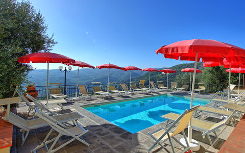 Casalta: Acqua, Proprietà, Cielo, Mobilia, Piscina, Ombrello, Azzurro, Shade, Mobili Da Esterno, Pianta