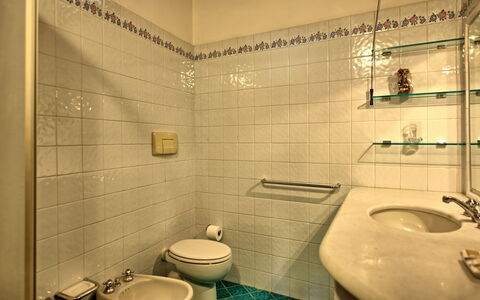 Casalta: Proprietà, Idraulico Fixture, Lavello, Bagno, Rubinetto, Illuminazione, Costruzione, Lavandino Del Bagno, Architettura, Interior Design