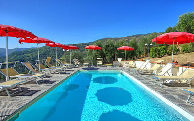 Casalta: Acqua, Cielo, Proprietà, Piscina, Azzurro, Ombrello, Costruzione, Mobili Da Esterno, Shade, Lettino