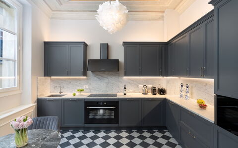 Bargello Penthouse Luxury Apartment in Florence by: Controsoffitto, Cabinetry, Proprietà, Finestra, Lavello, Cucina, Illuminazione, Legna, Interior Design, Rubinetto