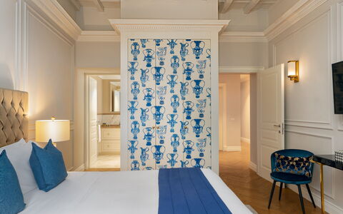 Bargello Penthouse Luxury Apartment in Florence by: Mobilia, Proprietà, Blu, Decorazione, Azzurro, Legna, Shade, Costruzione, Architettura, Interior Design