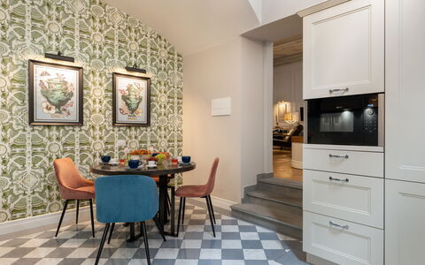 Pazzi Penthouse Luxury Apartment in Florence by Pa: Mobilia, Proprietà, Cornice, Cabinetry, Sedia, Tavolo, Legna, Interior Design, Pavimentazione, Pavimento