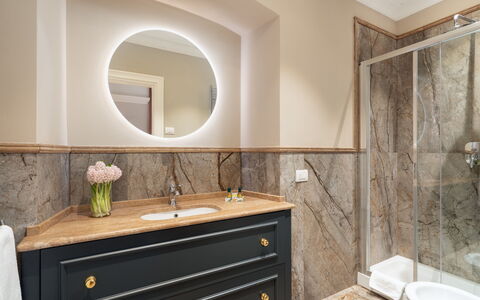 Pazzi Penthouse Luxury Apartment in Florence by Pa: Specchio, Rubinetto, Mobiletto Del Bagno, Cabinetry, Proprietà, Idraulico Fixture, Costruzione, Lavandino Del Bagno, Lavello, Bagno