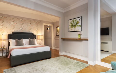 Pazzi Penthouse Luxury Apartment in Florence by Pa: Proprietà, Costruzione, Pianta, Comfort, Legna, Interior Design, Pavimento, Pavimentazione, Telaio Del Letto, Casa