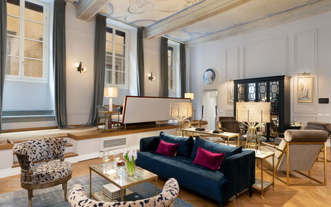 Pazzi Penthouse Luxury Apartment in Florence by Pa: Divano, Tavolo, Mobilia, Proprietà, Cornice, Interior Design, Finestra, Illuminazione, Divano Letto, Soggiorno