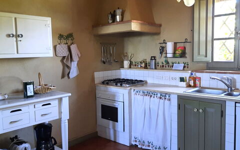 Villa San Giovanni: Cabinetry, Proprietà, Controsoffitto, Cucina, Cucina Stufa, Legna, Elettrodomestico Da Cucina, Illuminazione, Elettrodomestico, Finestra