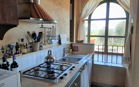 Villa San Giovanni: Lavandino Della Cucina, Proprietà, Rubinetto, Cabinetry, Controsoffitto, Lavello, Finestra, Stufa A Gas, Cucina Stufa, Elettrodomestico Da Cucina