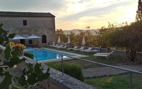 Villa Delle Palme: Nube, Pianta, Acqua, Cielo, Giorno, Costruzione, Piscina, Finestra, Albero, Paesaggio