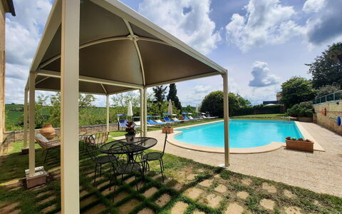 Villa Delle Palme: Cielo, Nube, Acqua, Pianta, Piscina, Shade, Mobili Da Esterno, Ombrello, Albero, Costruzione