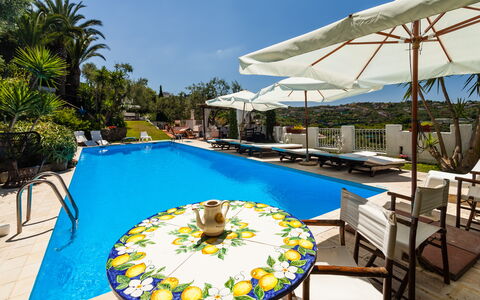 Villa Il Sole Di Sorrento: Proprietà, Pianta, Cielo, Mobilia, Acqua, Ombrello, Azzurro, Piscina, Costruzione, Sedia