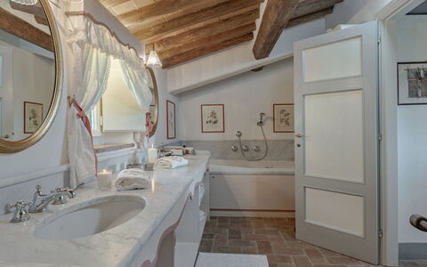 Villa Marlia: Specchio, Rubinetto, Lavello, Idraulico Fixture, Lavandino Del Bagno, Cornice, Bagno, Interior Design, Legna, Cabinetry