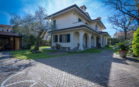 Villa Le Fontanelle In Forte Dei Marmi With Ac: Cielo, Pianta, Nube, Costruzione, Proprietà, Finestra, Albero, Casa, Manto Stradale, Erba