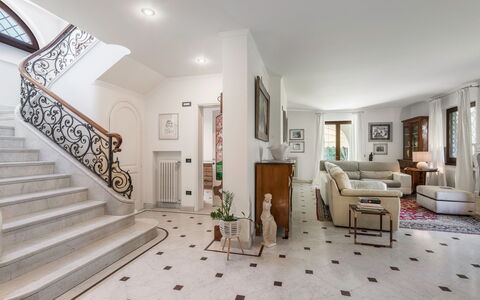 Villa Le Fontanelle In Forte Dei Marmi With Ac: Mobilia, Cornice, Costruzione, Legna, Comfort, Interior Design, Le Scale, Cassetto, Sala, Pavimentazione