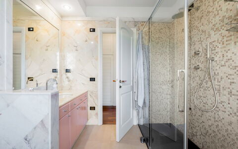 Villa Le Fontanelle In Forte Dei Marmi With Ac: Specchio, Proprietà, Rubinetto, Lavello, Idraulico Fixture, Mobiletto Del Bagno, Interior Design, Architettura, Bagno