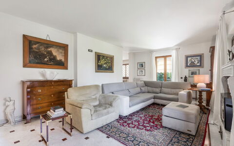 Villa Le Fontanelle In Forte Dei Marmi With Ac: Mobilia, Cornice, Proprietà, Legna, Interior Design, Pavimento, Cassetto, Pianta, Divano, Soggiorno