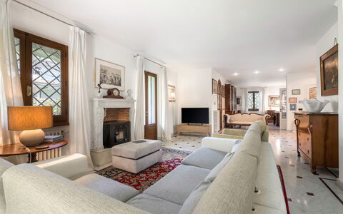 Villa Le Fontanelle In Forte Dei Marmi With Ac: Cornice, Mobilia, Finestra, Interior Design, Legna, Costruzione, Tavolo, Pavimento, Comfort, Pavimentazione