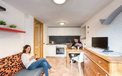 Incanto Walser Apartments Testa: Mobilia, Interior Design, Tavolo, Camera, Soffitto, Controsoffitto, Appartamento, Sedia, Cabinetry, Scrivania