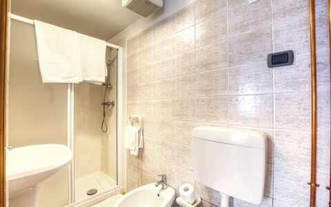 Incanto Walser Apartments Testa: Rubinetto, Idraulico Fixture, Lavello, Costruzione, Lavandino Del Bagno, Bagno, Illuminazione, Interior Design, Architettura