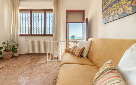 Casa Rivamare: Proprietà, Vaso Di Fiori, Pianta, Comfort, Finestra, Legna, Pianta Della Casa, Divano, Cornice, Interior Design