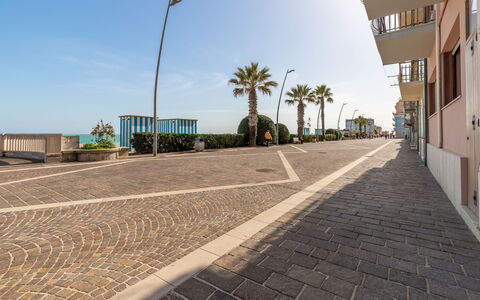 Casa Rivamare: Cielo, Costruzione, Street Luce, Manto Stradale, Pianta, Albero, Asfalto, Arecales, Pavimentazione, Urban Design