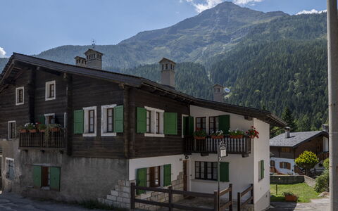 Incanto Walser Apartments Ronco: Cielo, Costruzione, Finestra, Nube, Montagna, Pianta, Casa, Highland, Villetta, Zona Residenziale