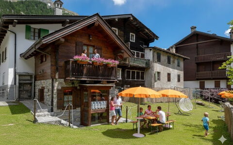 Incanto Walser Apartments Ronco: Casa, Casa, Villetta, Catena Montuosa, Pendenza, Valle, Villaggio, Paesino Di Montagna, Alpi, Balcone