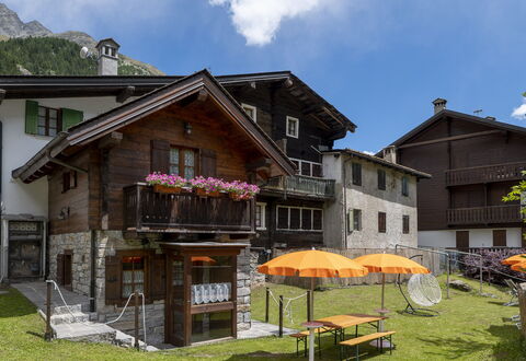 Incanto Walser Apartments Ronco: Cielo, Costruzione, Pianta, Nube, Proprietà, Finestra, Casa, Fiore, Lotto, Villetta