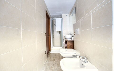 Appartamento Piazza Centrale: Rubinetto, Idraulico Fixture, Proprietà, Lavandino Del Bagno, Lavello, Bagno, Costruzione, Gabinetto, Interior Design, Pavimento