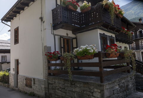 Appartamento Piazza Centrale: Pianta, Costruzione, Proprietà, Finestra, Vaso Di Fiori, Porta, Casa, Pianta Della Casa, Legna, Manto Stradale