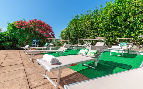 Villa La Pagliarina: Cielo, Pianta, Mobili Da Esterno, Shade, Urban Design, Erba, Panchina, Tavolo Esterno, Tempo Libero, Paesaggio