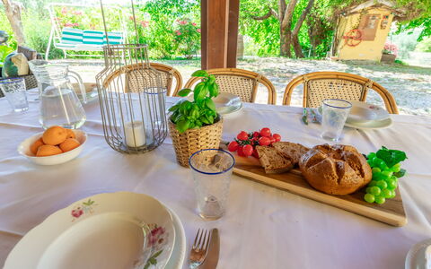 Villa La Pagliarina: Cibo, Tavola, Verde, Tavolo, Dishware, Pianta, Piatto, Tessile, Interior Design, Legna