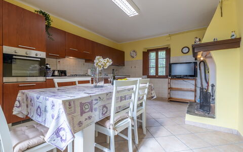 Villa La Pagliarina: Mobilia, Tavolo, Cabinetry, Controsoffitto, Legna, Illuminazione, Architettura, Sedia, Interior Design, Cucina
