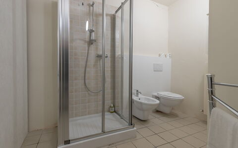 Villa La Pagliarina: Idraulico Fixture, Doccia Porta, Bagno, Soffione Doccia, Doccia, Finestra, Costruzione, Interior Design, Porta