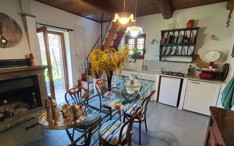 Il Cantuccio: Mobilia, Tavolo, Cornice, Sedia, Interior Design, Legna, Cucina, Pavimento, Casa, Cabinetry