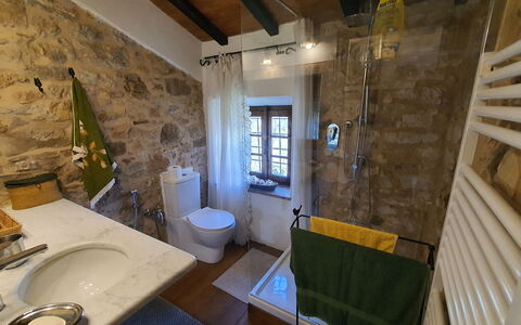 Il Cantuccio: Specchio, Rubinetto, Idraulico Fixture, Lavello, Bagno, Legna, Viola, Interior Design, Architettura, Pavimento
