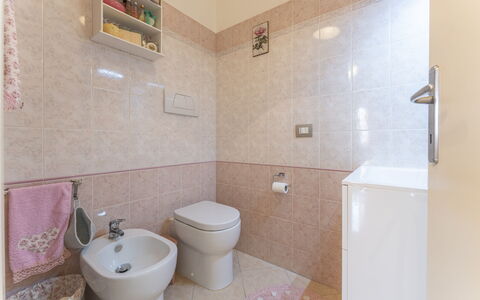 Leandro's House Near Thermal Baths: Idraulico Fixture, Costruzione, Lavandino Del Bagno, Bagno, Viola, Interior Design, Architettura, Pavimento, Gabinetto